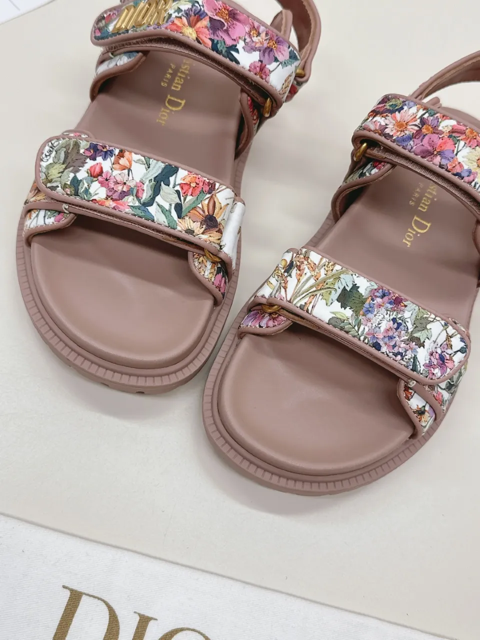 👟👟Ex-factory price 480👟👟 DIOR classic sandals mixed sheepskin DiorAct sandals are fashionable. Paired with an insole that fits the shape of your foot, it's made of exceptionally lightweight and comfortable leather. The upper straps are fastened with Velcro and are decorated with a gold-finish metal "Dior" logo, which complements the style design. These sandals add a modern edge to any look. Fabric: Imported mixed sheepskin Lining: Imported sheepskin Outsole: Original TPU outsole Code number: 35-42 (41 42 customized, non-refundable)